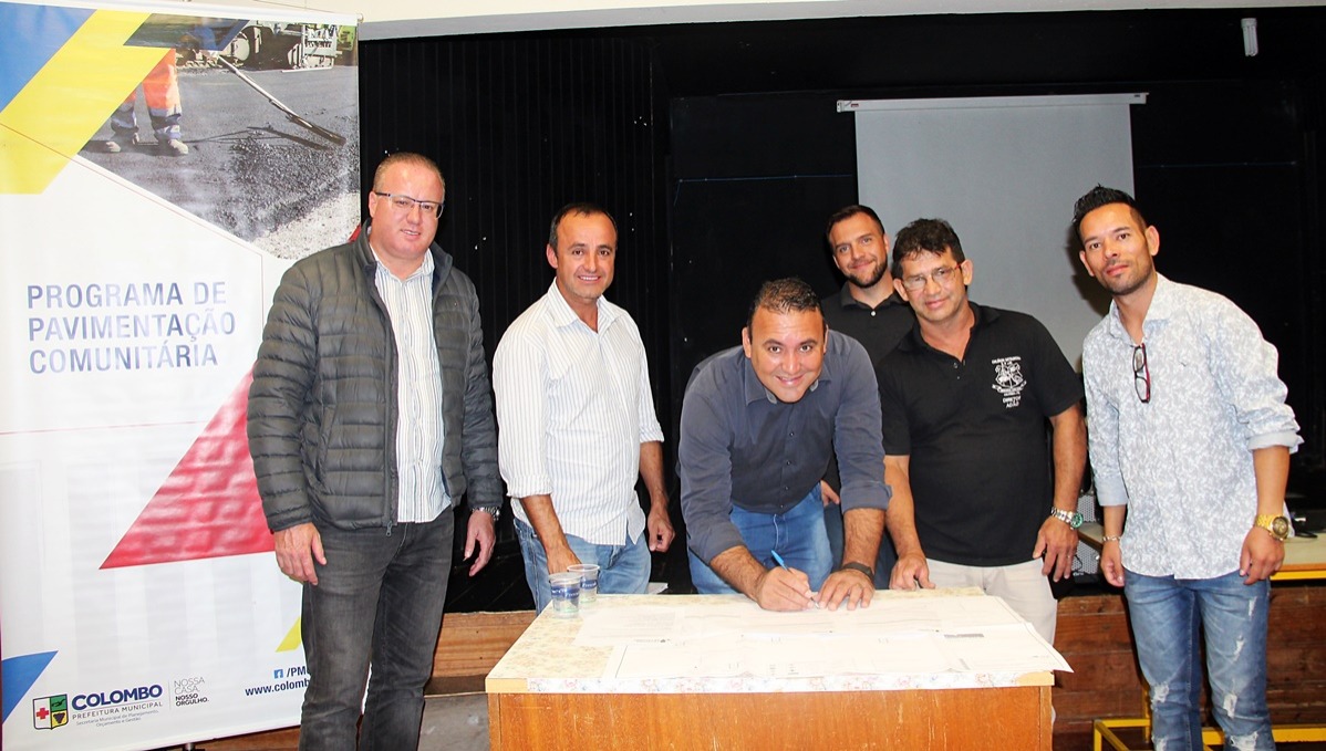 Vice-prefeito Sergio Pinheiro assina ordem de serviço para pavimentação no Jardim Monza