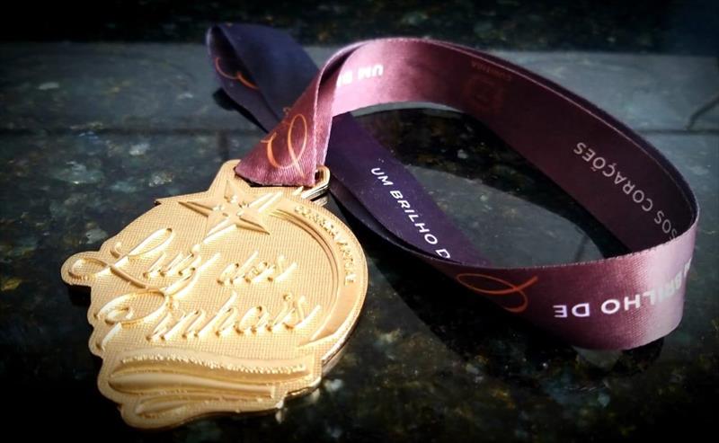 Atletas recebem as medalhas da Corrida Virtual Luz dos Pinhais
