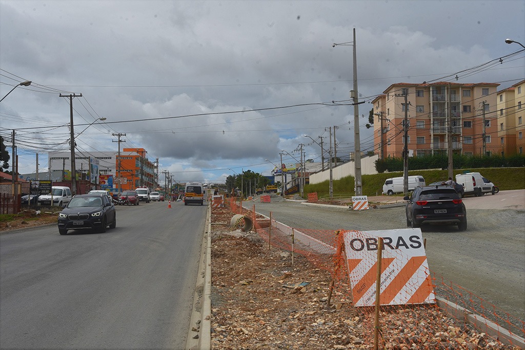 Avenida Abel Scuissiato passa por processo final de terraplenagem