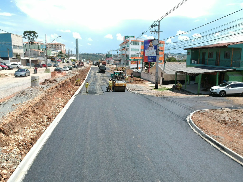 Avenida Abel Scuissiato recebe preparação das camadas estruturais da via