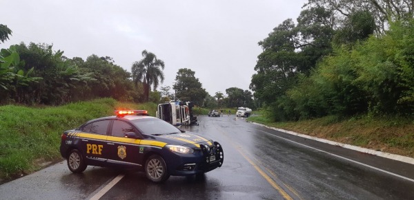 Caminhão de Colombo se envolve em acidente com vítimas na Lapa