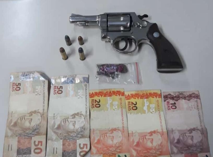 Policiais do 22ºBPM apreende arma de fogo e prende homem por tráfico de drogas no Olaria