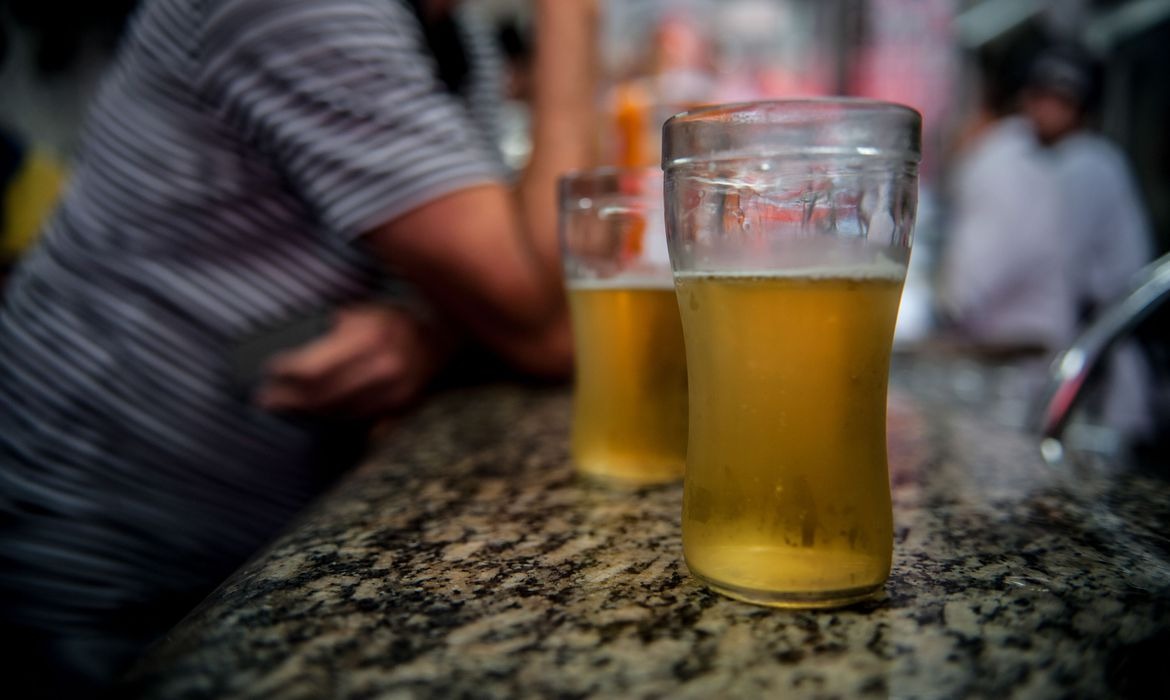 Consumo de álcool é preocupante durante confinamento, alerta especialista