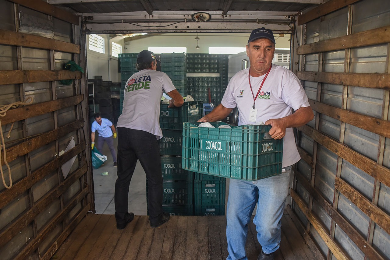 2.400 kits de hortaliça são entregues através do PAA e do Coleta Verde