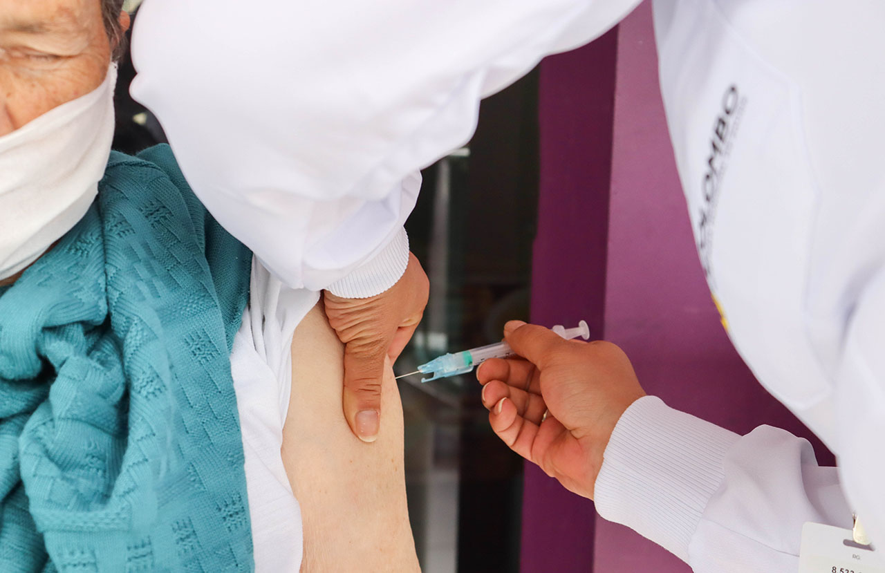 Idosos institucionalizados começam a ser vacinados em Colombo