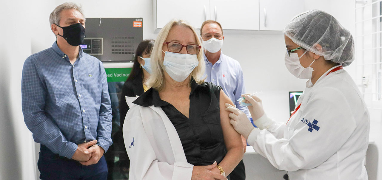Técnica de enfermagem é a primeira pessoa a ser vacinada contra a Covid-19 em Colombo