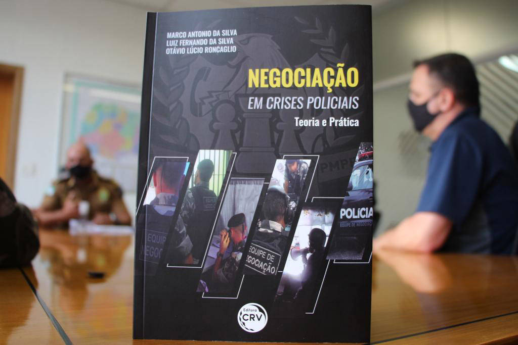 Oficiais da PM lançam livro com técnicas para Negociação em Crises