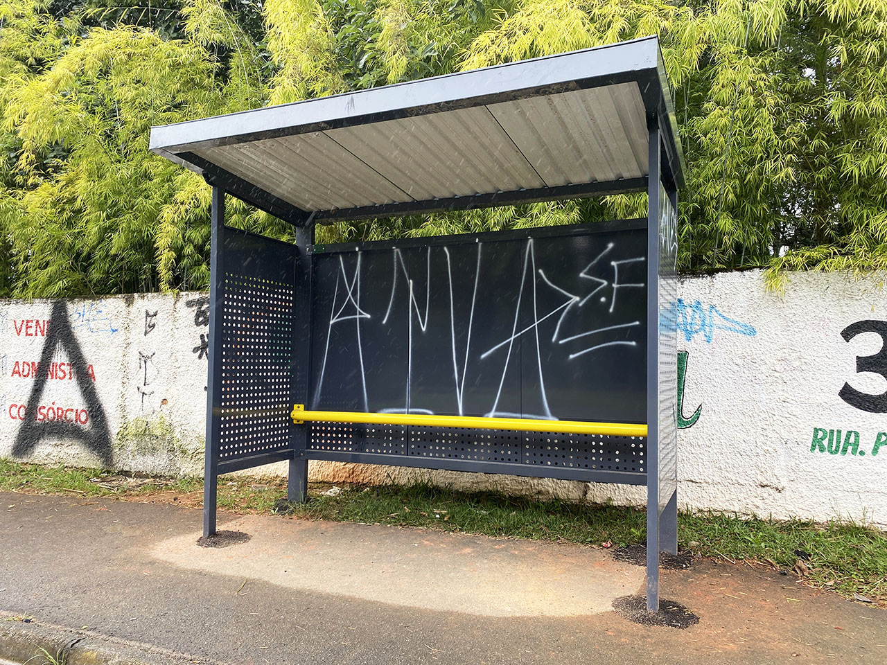 Novos abrigos de pontos de ônibus são vandalizados em Colombo
