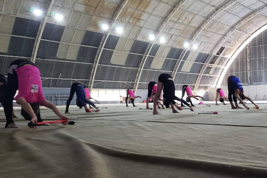 Mais de 400 ginastas paranaenses participam de treinamento com técnica búlgara