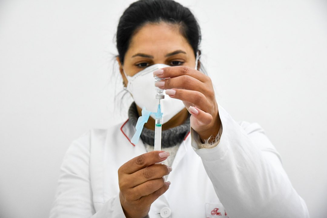 Vacinação em Colombo avança para população com 43 anos ou mais