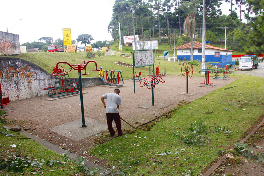 Ações de manutenção e paisagismo estão sendo realizadas em vários bairros do município