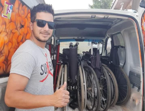 Cidadão colombense faz trabalho de recuperação e doação de cadeiras de rodas