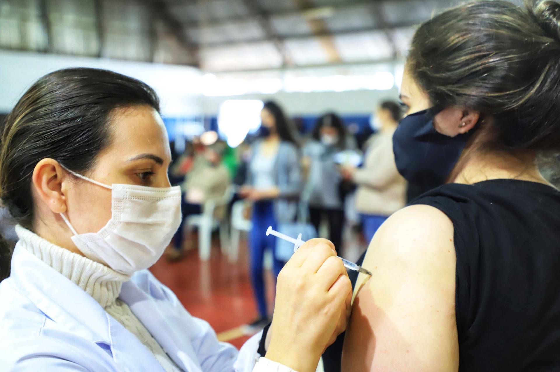 Paraná chega a 99% da população adulta vacinada contra a Covid-19