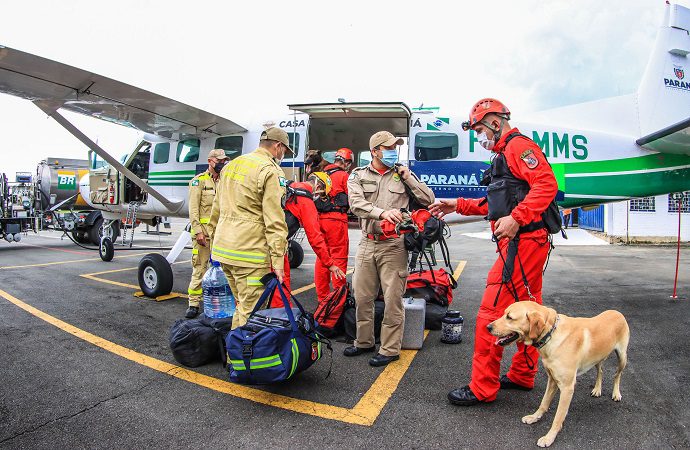 Paraná envia bombeiros e cães farejadores para ajudar nas buscas por desaparecidos em Petrópolis