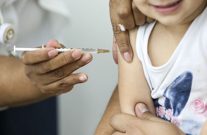 Ministérios pedem que escolas reportem alunos não vacinados ao Conselho Tutelar