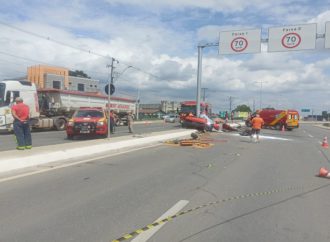 Grave acidente na Rodovia da Uva faz carro “abraçar” poste de energia